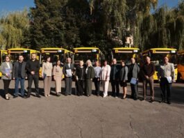 Ще 12 шкільних автобусів передали громадам Вінниччини
