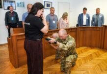 У Вінниці матері полеглого прикордонника Едема Алієва передали медаль «Хрест Честі»