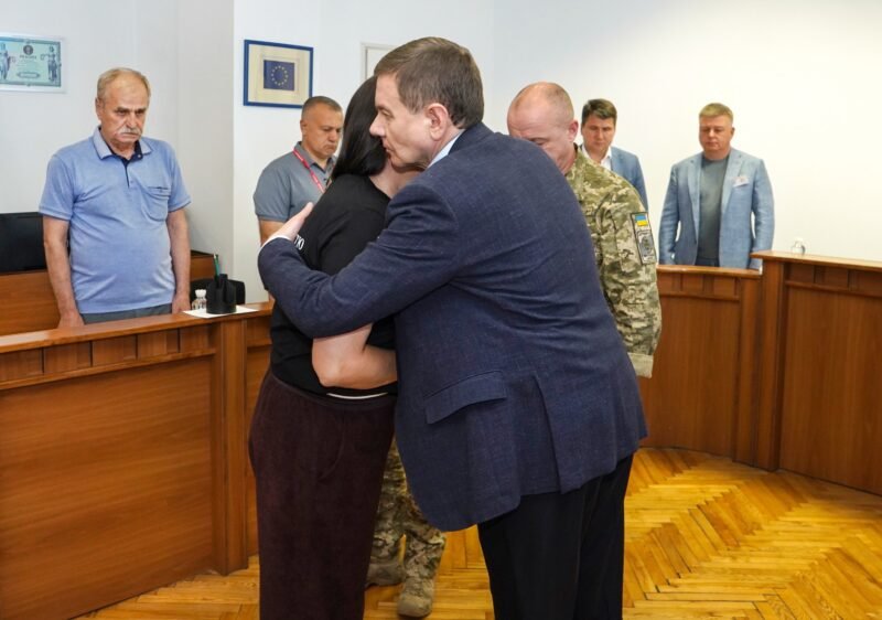 У Вінниці матері полеглого прикордонника Едема Алієва передали медаль «Хрест Честі»
