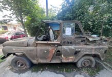 У Вінниці з дворів та узбіч прибирають покинуті автівки