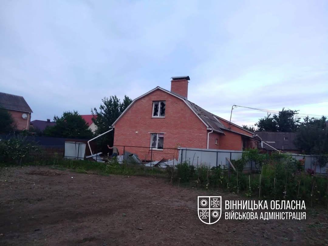 Поранено двох жінок: Оновлена інформація щодо ворожої атаки на Вінниччину