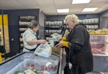 У Вінниці покупцям соціального магазину безкоштовно роздали 2 тисячі продуктових наборів