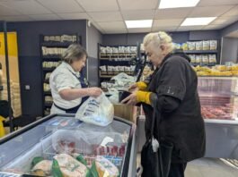 У Вінниці покупцям соціального магазину безкоштовно роздали 2 тисячі продуктових наборів