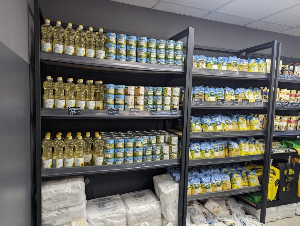 У Вінниці покупцям соціального магазину безкоштовно роздали 2 тисячі продуктових наборів