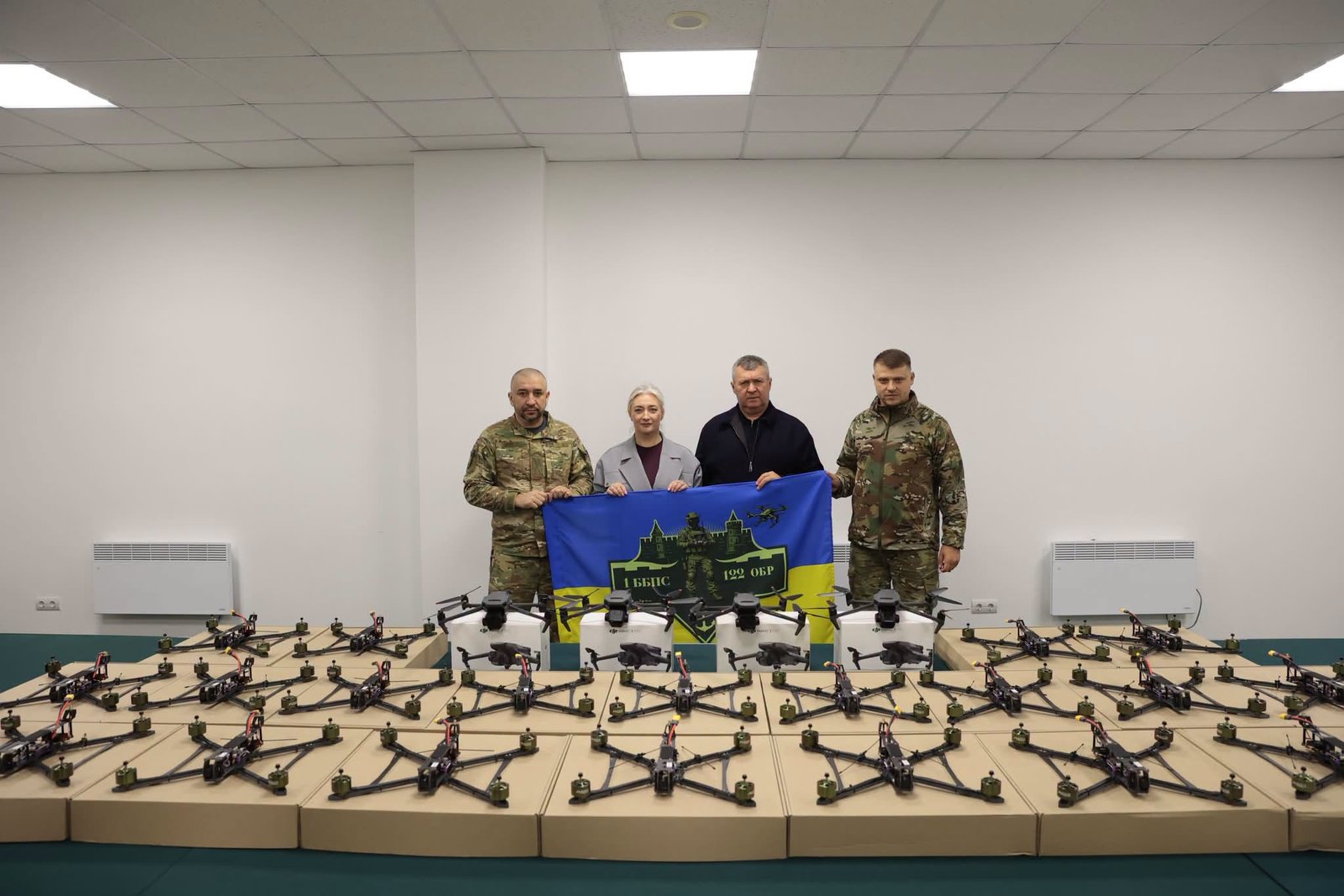 Чотири Mavic і 20 FPV-дронів: Вінниччина передала техніку військовим