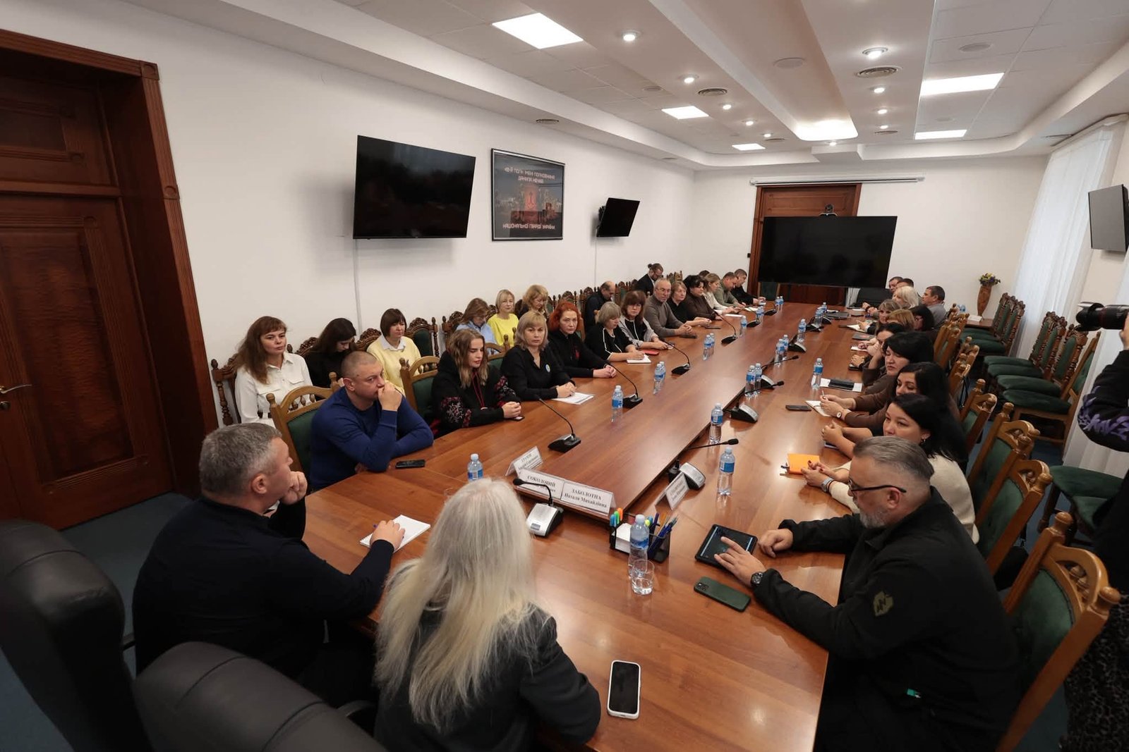 Пантеон Героїв і нові пільги: про що радилися з родинами загиблих у Вінниці