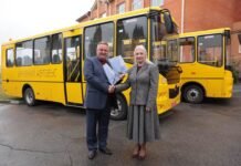 Шаргородська громада отримала два шкільні автобуси та чотири генератори