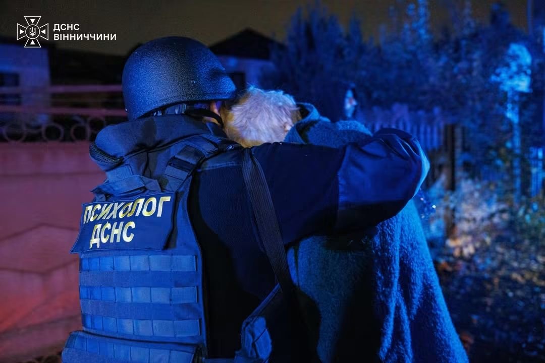 ДСНС та поліція показали наслідки російської атаки на Вінницю