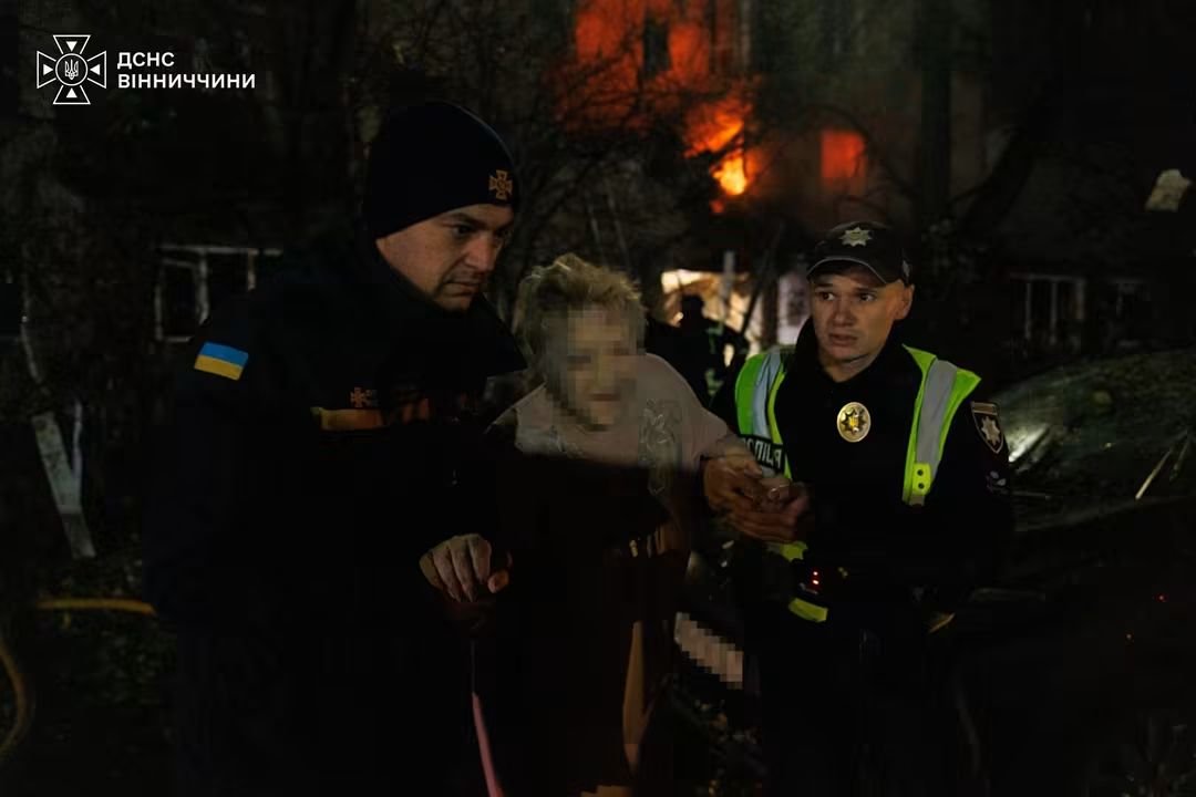 ДСНС та поліція показали наслідки російської атаки на Вінницю