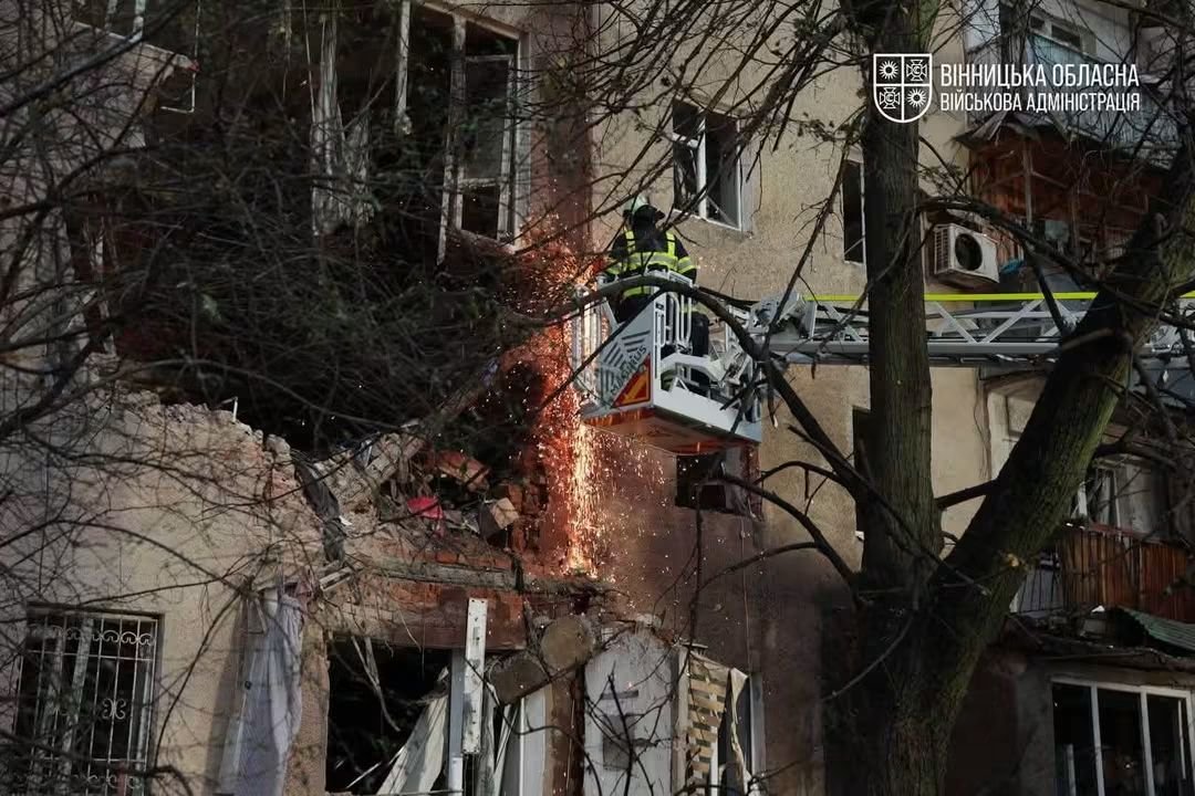 ДСНС та поліція показали наслідки російської атаки на Вінницю