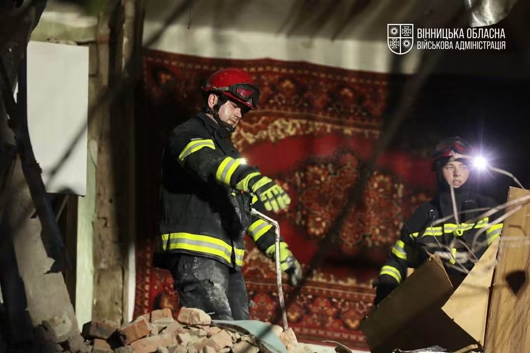 ДСНС та поліція показали наслідки російської атаки на Вінницю