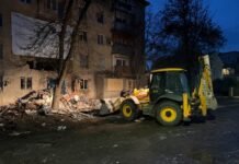 У Вінниці відновлюють пошкоджені будинки після атаки