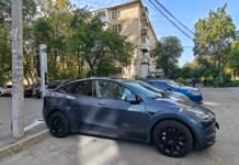 У дворах вінницьких багатоповерхівок встановили перші муніципальні зарядні станції для електромобілів