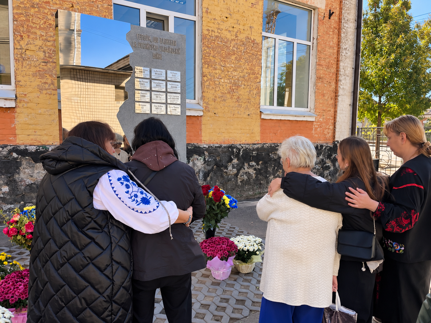 «Вони назавжди залишилися янголами»: у чотирьох ліцеях Вінниці відкрили меморіали на...
