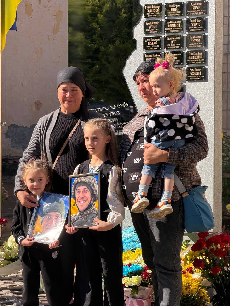 «Вони назавжди залишилися янголами»: у чотирьох ліцеях Вінниці відкрили меморіали на...