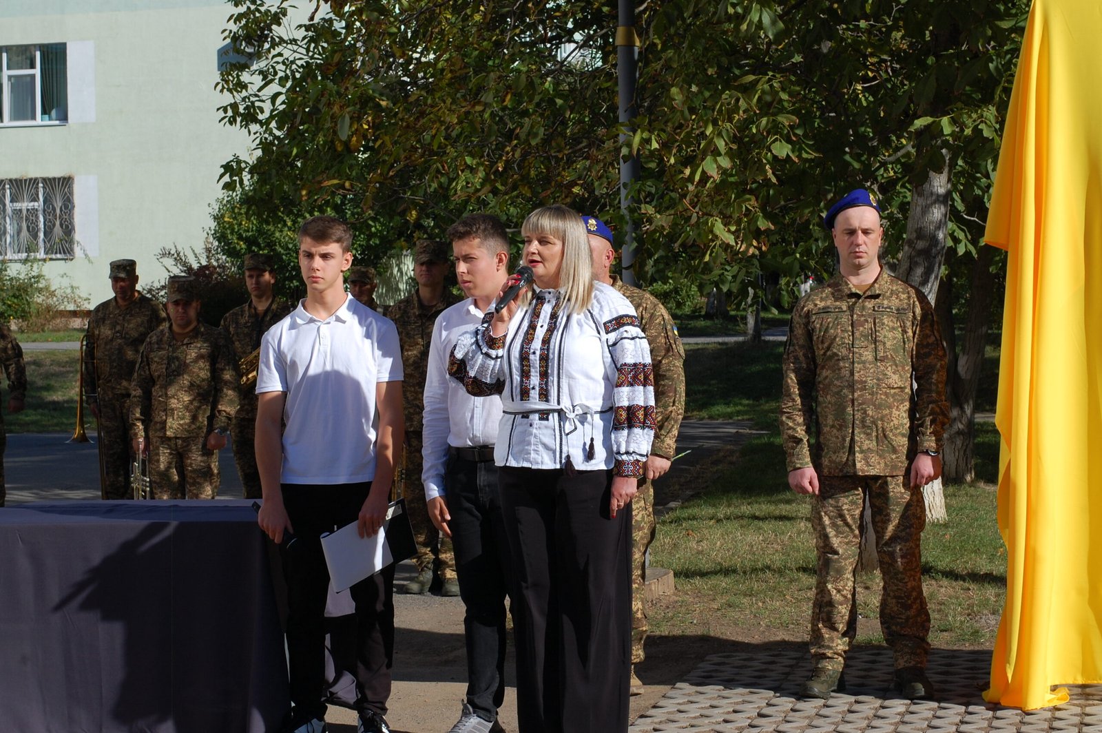 «Вони назавжди залишилися янголами»: у чотирьох ліцеях Вінниці відкрили меморіали на...
