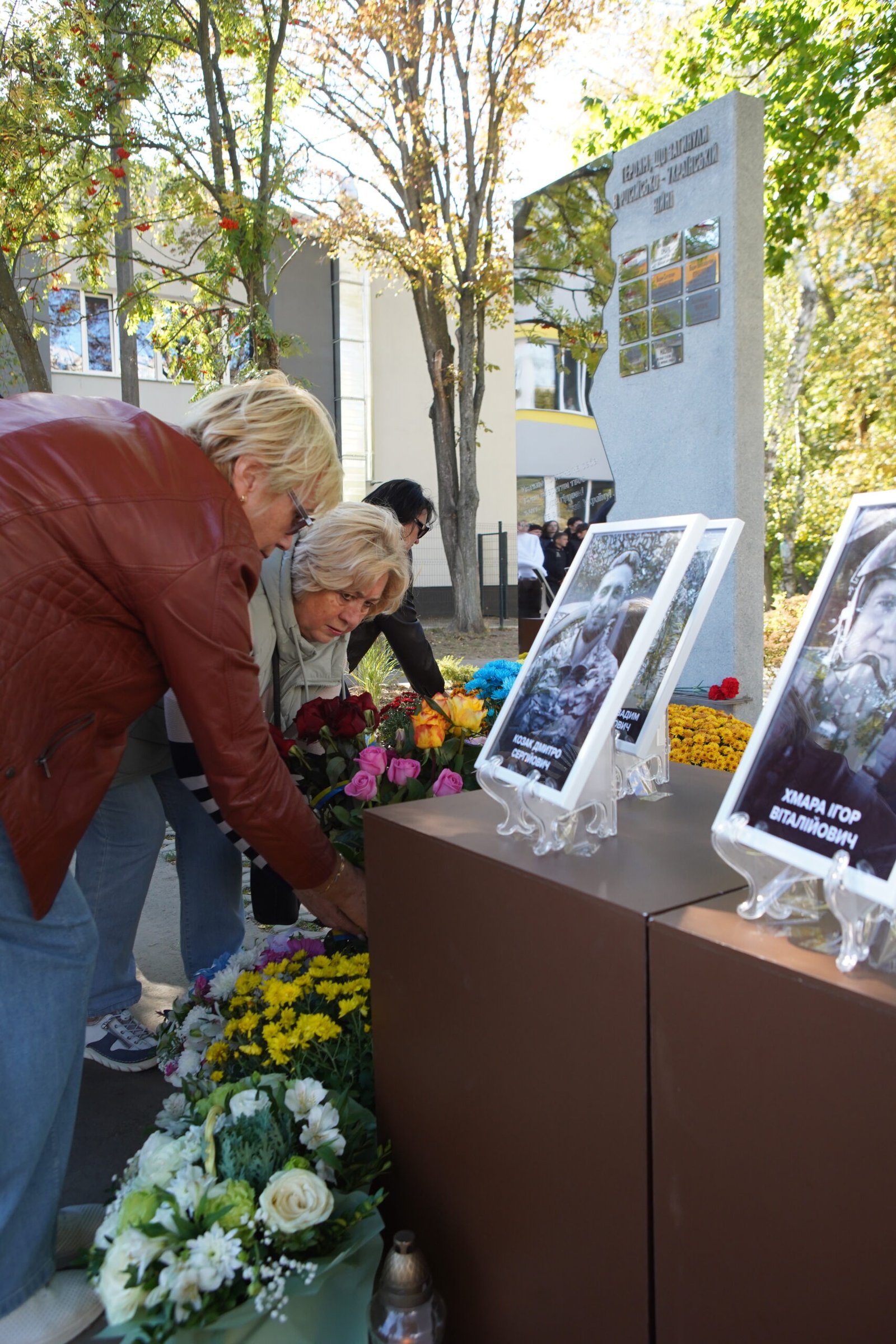 «Вони назавжди залишилися янголами»: у чотирьох ліцеях Вінниці відкрили меморіали на...