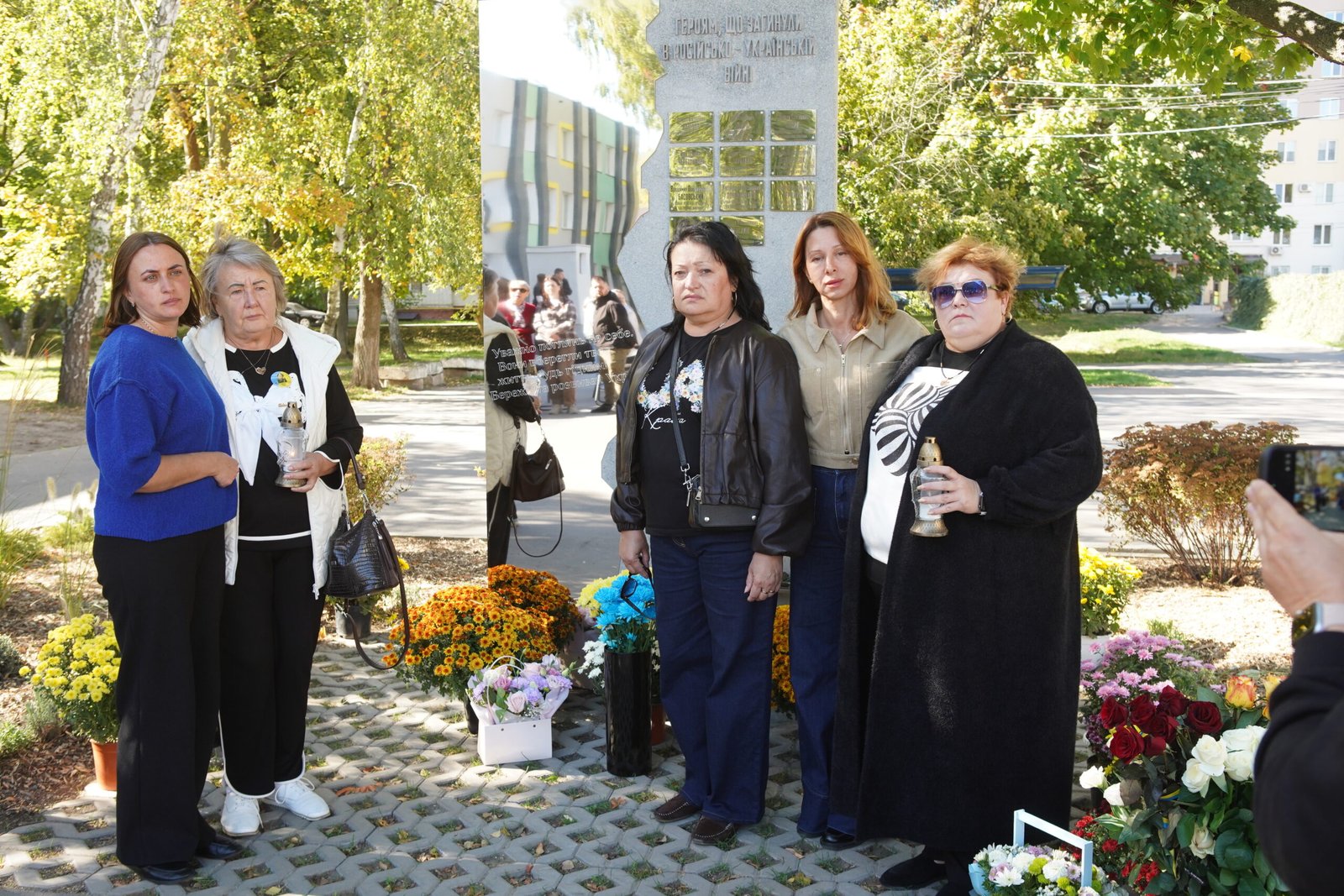 «Вони назавжди залишилися янголами»: у чотирьох ліцеях Вінниці відкрили меморіали на...
