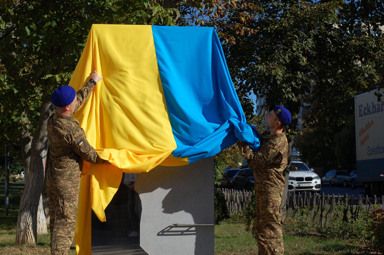 «Вони назавжди залишилися янголами»: у чотирьох ліцеях Вінниці відкрили меморіали на...