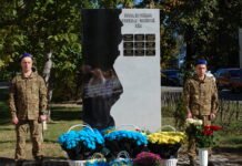 «Вони назавжди залишилися янголами»: у чотирьох ліцеях Вінниці відкрили меморіали на честь полеглих Героїв-випускників