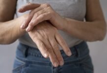 Біль у суглобах не можна ігнорувати: які симптоми можуть свідчити про артрит